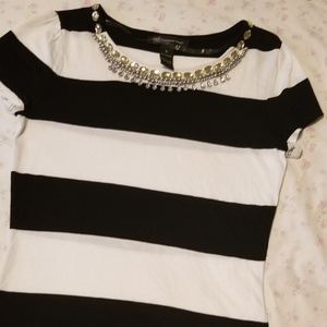 Beautiful   I🌷N🌷C   top with necklace NWOT